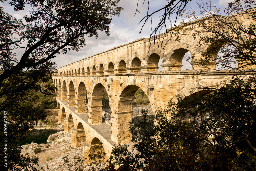 Vue transversale du Pont du Gard