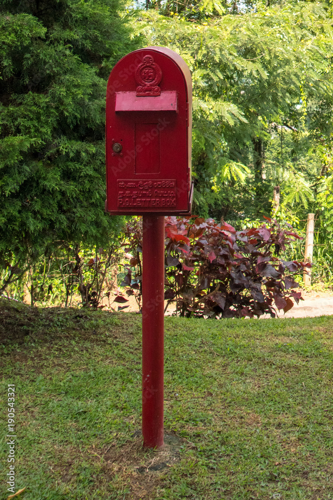 Roter Briefkasten im Park
