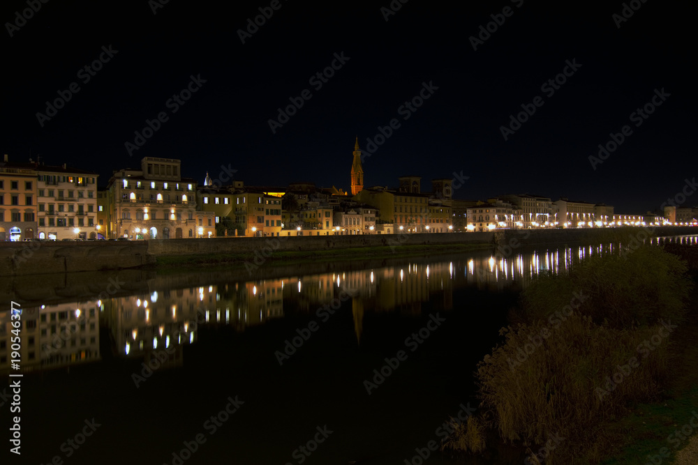 Riflessi notturni di Firenze nell'Arno