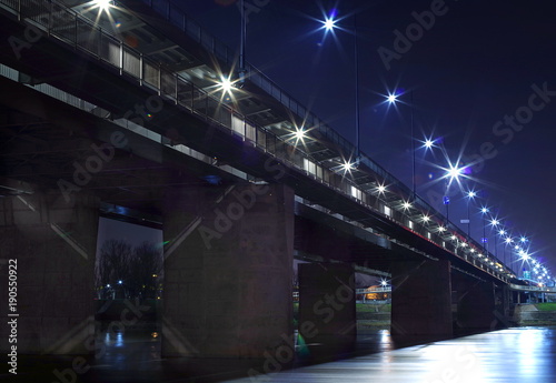 most nad rzeką nocą