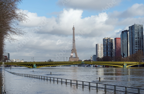 Crue de la Seine au pont Mirabeau à Paris