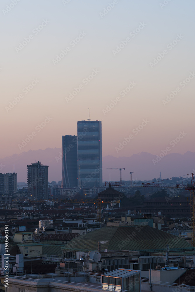 Obraz premium Milan pejzaż o zachodzie słońca z nowych drapaczy chmur dzielnicy CityLife i góry Monte Rosa w tle