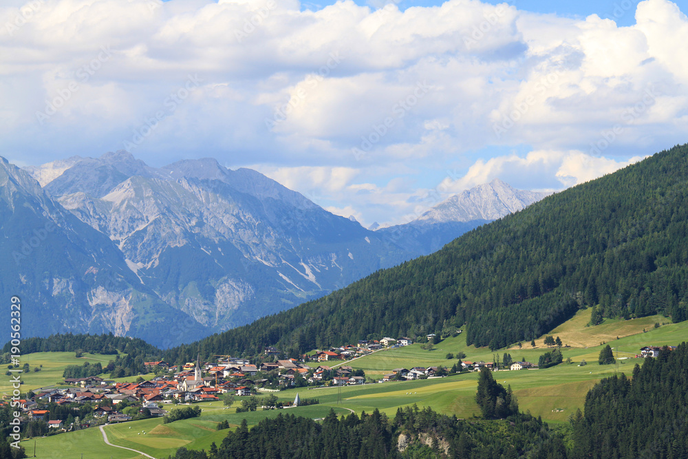 Dorf und Berglandschaft in Südtirol