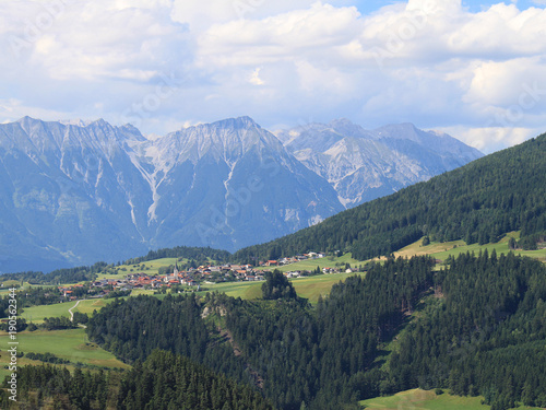 Dorf und Berge in Südtirol