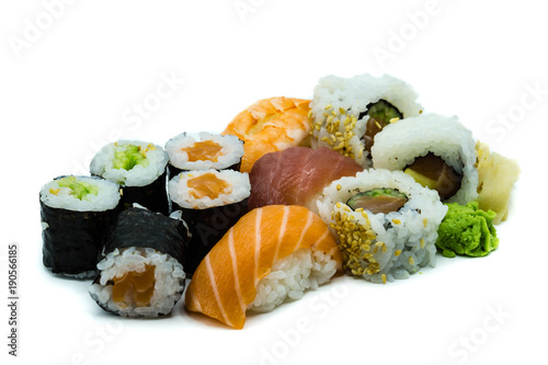 Sushi, nigiri-sushi, maki, nigiri isoliert freigestellt auf weißen Hintergrund, Freisteller
