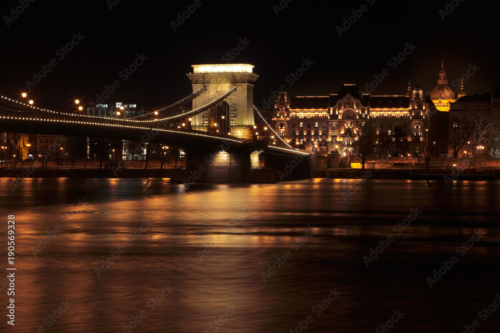 Obraz premium Night view of Budapest from the Chains Bridge, Hungary, Europe