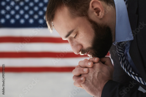 Canvas Print Man praying on American flag background