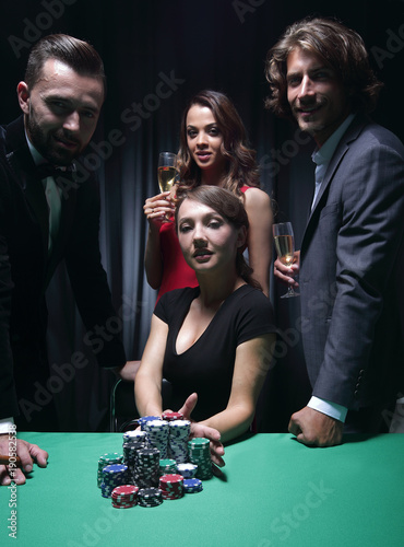 Foto Woman doing all-in playing poker