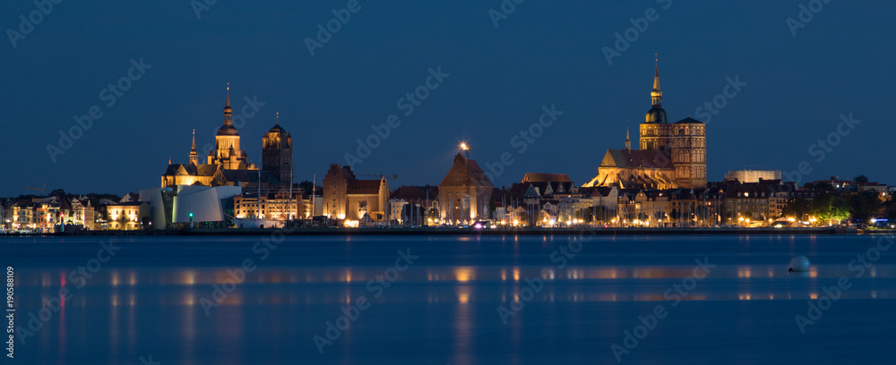 Naklejka premium Stadt bei Nacht