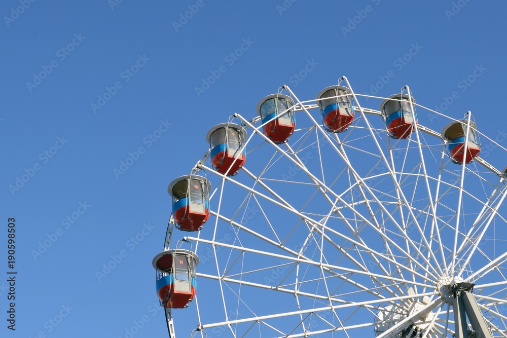 Fototapeta premium Колесо обозрения на фоне голубого неба
