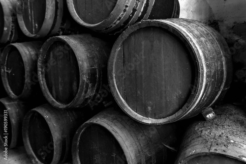Canvas-taulu Old barrels for whiskey in black and white