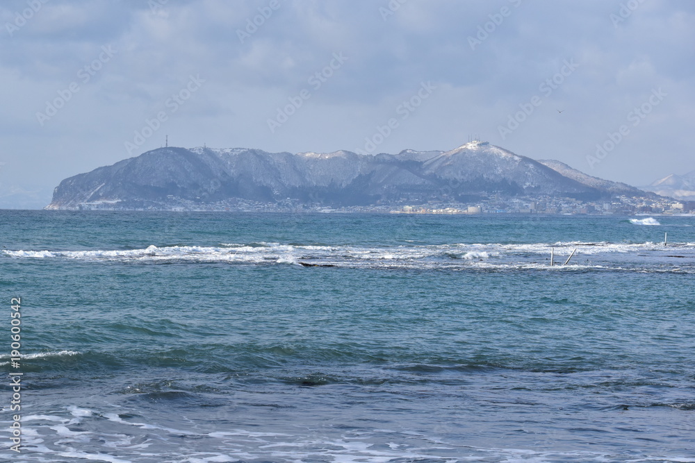 冬の函館山と荒れた津軽海峡