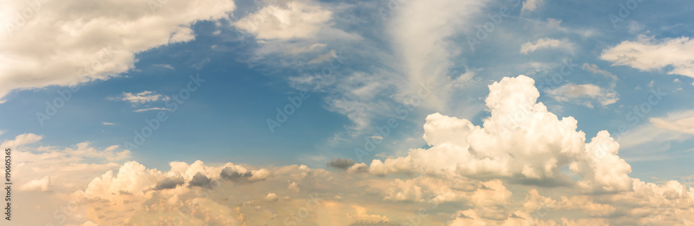 Fototapeta premium Fantastyczne panoramiczne białe chmury przeciw błękitne niebo