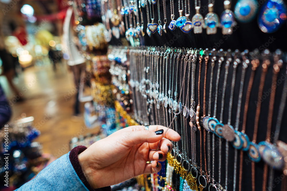 Obraz premium Young girl tourist walking in the souvenir market