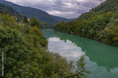 Deskle / Słowenia - 19 sierpnia 2017: Brzeg rzeki Socza latem