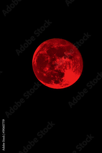 roter Vollmond und schwarzer Nachthimmel (künstlerisch verfremdet, kein Realbild)