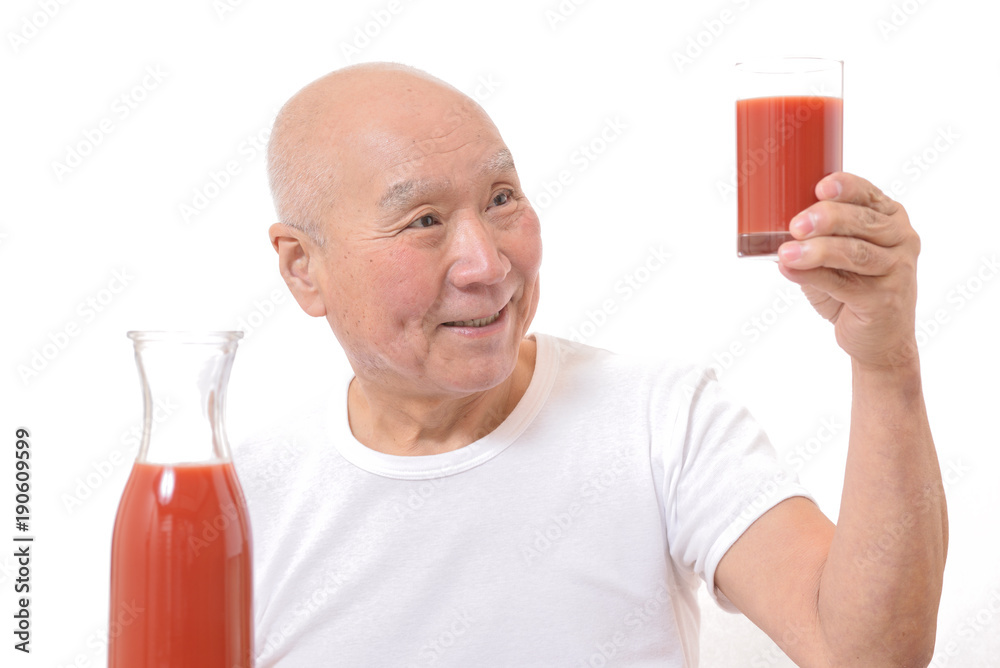 トマトジュースを飲むシニア トマトジュースを飲むシニア