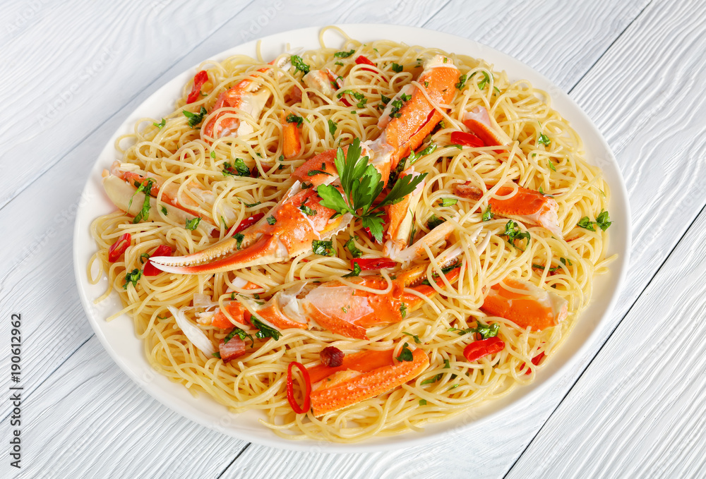 spaghetti with cracked Crab in Spicy Sauce