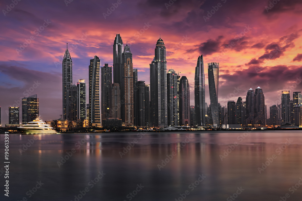 Die Wolkenkratzer der Dubai Marina bei Sonnenuntergang