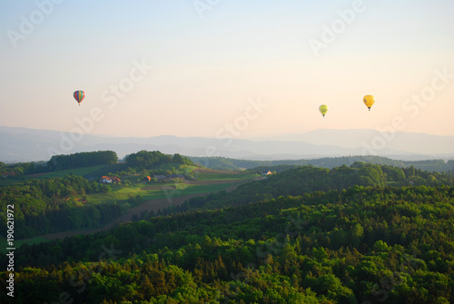 Ballonfahren
Drei Heißluft-Ballons schweben über die oststeirische Hügellandschaft.
