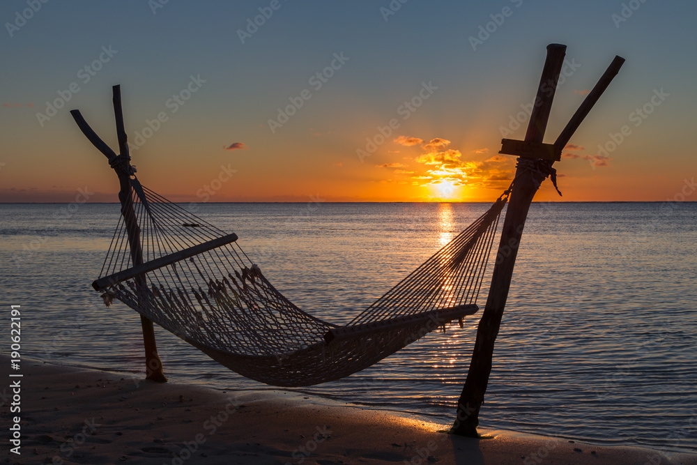 Foto Stock Hängematte am Strand vor dem Sonnenuntergang in Le Morne,  Mauritius, Afrika. | Adobe Stock