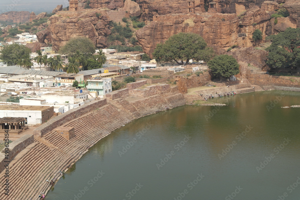Вид с вершины скалы на рукотворный пруд Agastya в индийском городе Бадами