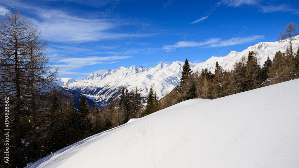 Fototapeta premium panorama invernale, salendo verso il pizzo Foisc, nelle alpi Lepontine (Svizzera)