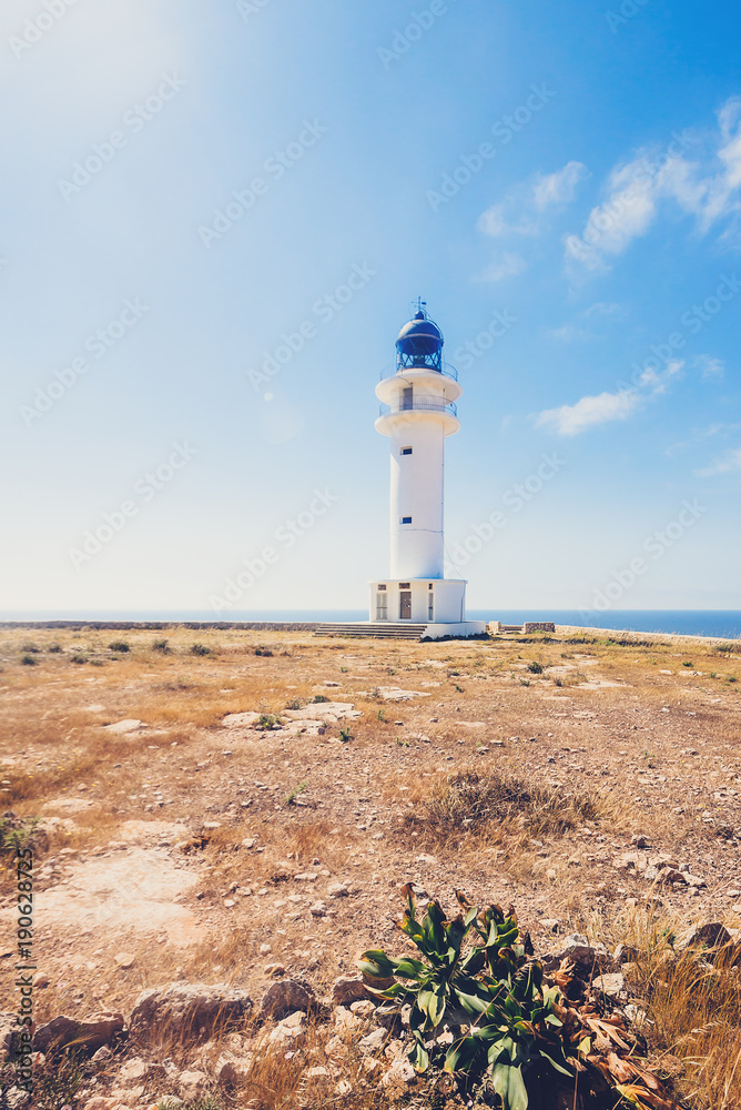 Faro al borde del mar