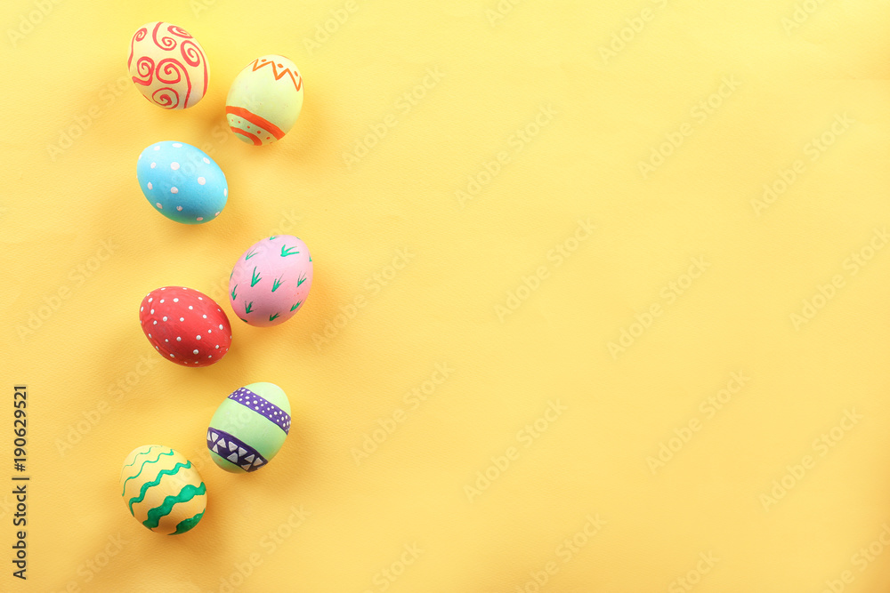 Fototapeta premium Decorated Easter eggs on color background