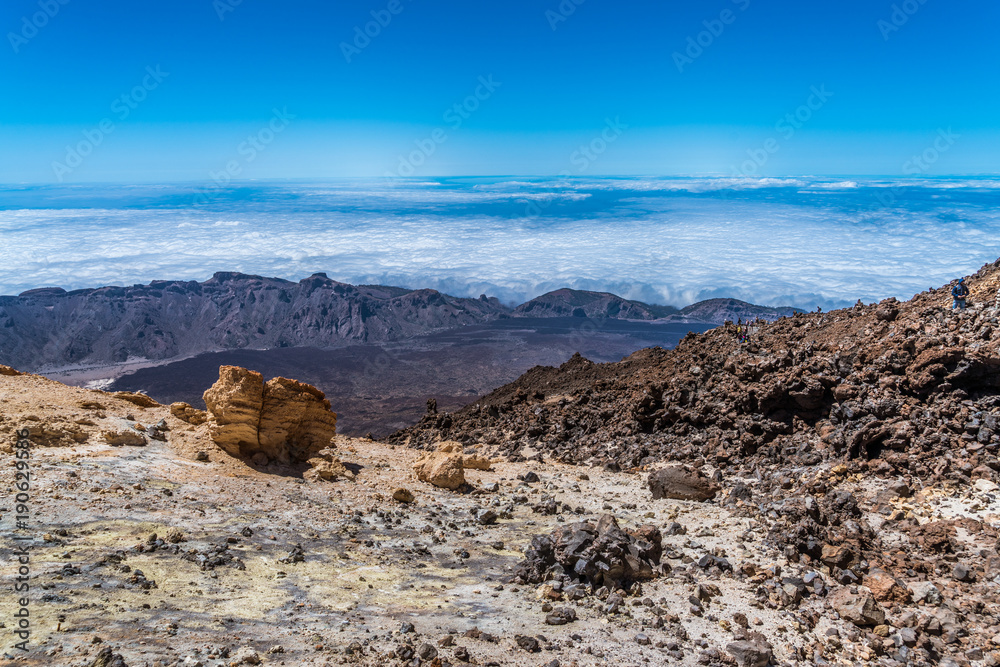 Blick vom Gipfel des Vulkan Teide auf Teneriffa über das Wolkenmeer auf 3000 Meter