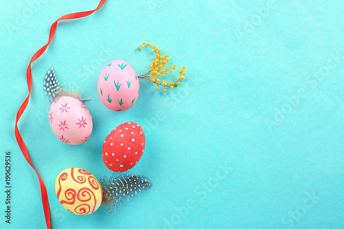 Decorated Easter eggs on co...