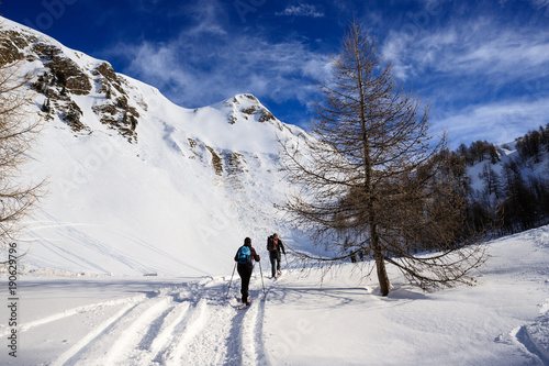 alpinisti in salita con le ciaspole verso il pizzo Foisc, nelle alpi Lepontine (Svizzera) © Roberto Zocchi