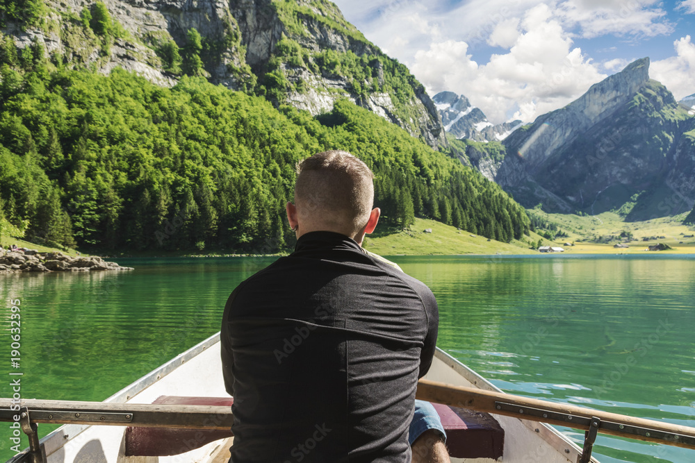 Φωτογραφία Tourist rudert auf dem Seealpsee vor dem Alpstein Gebirge im wunderschönen Wette