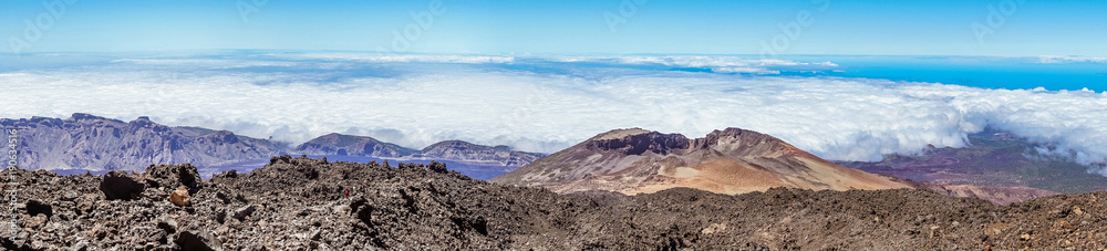 Blick über Mars-ähnliche Krater-Landschaft am Vulkan Teide auf Teneriffa zum Pico Viejo als Panorama