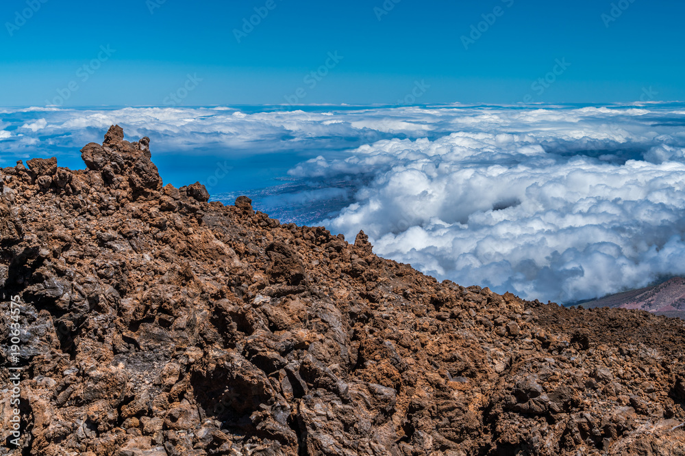 Blick über Mond-ähnliche Lava-Landschaft am Vulkan Teide auf Teneriffa