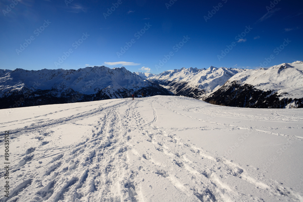 panorama invernale, salendo verso il pizzo Foisc, nelle alpi Lepontine (Svizzera)