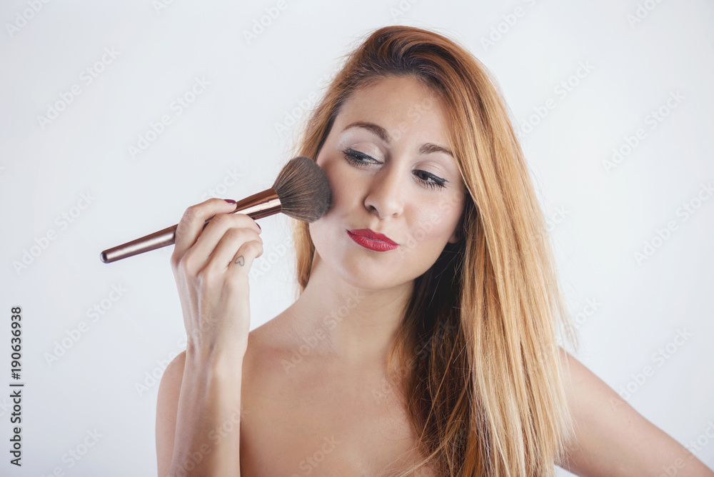 Chica guapa con brocha de maquillaje foto de Stock | Adobe Stock