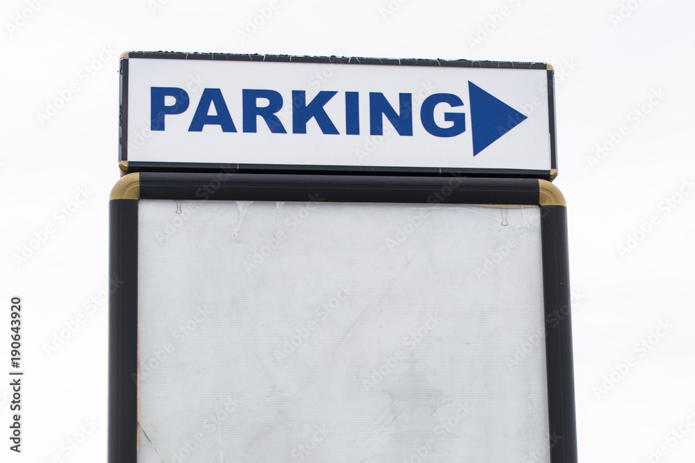 Obraz premium A parking sign on a cloudy sky background.