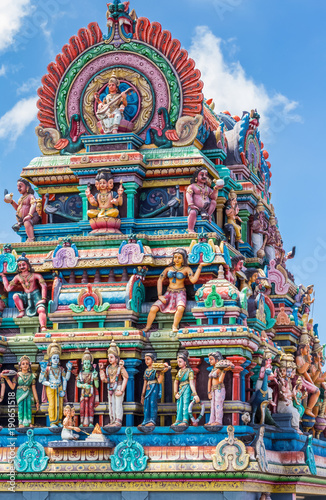 sculptures de divinités hindoues sur façade d'un temple indien tamoul