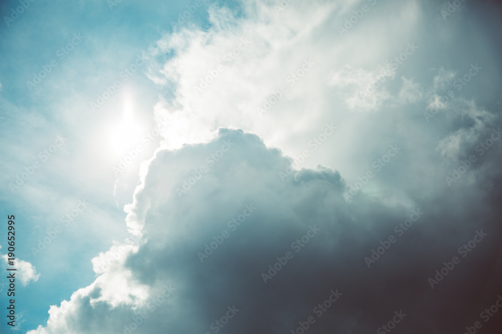 Sonne hinter Wolken Sonne hinter Wolken