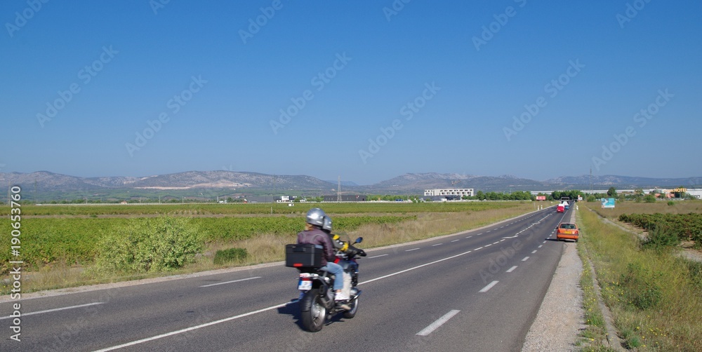 Route qui file avec moto