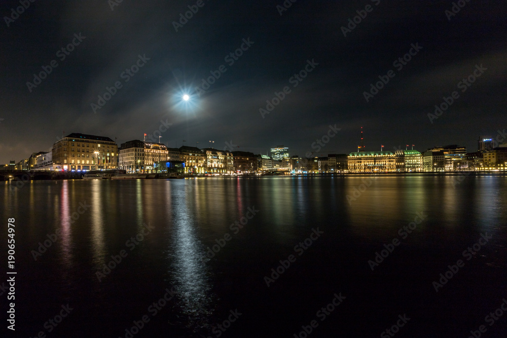 Hamburg an der Binnenalster bei Nacht