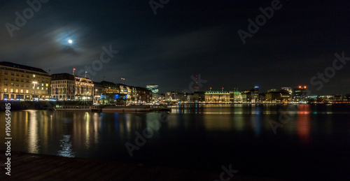 Hamburg an der Binnenalster bei Nacht