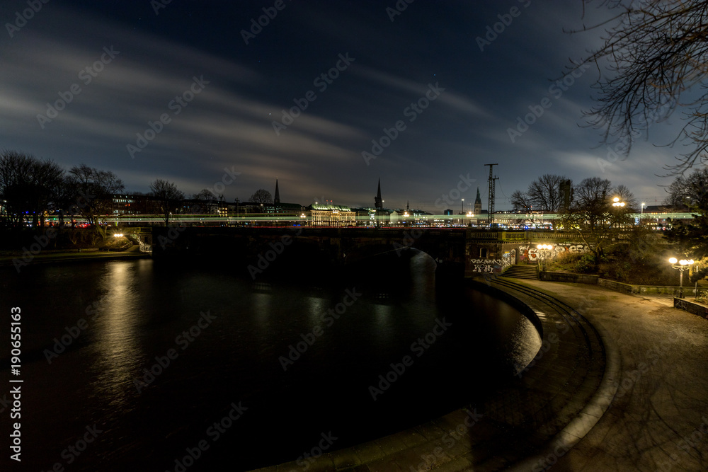 Brücke über die Außenalster in Hamburg bei Nacht
