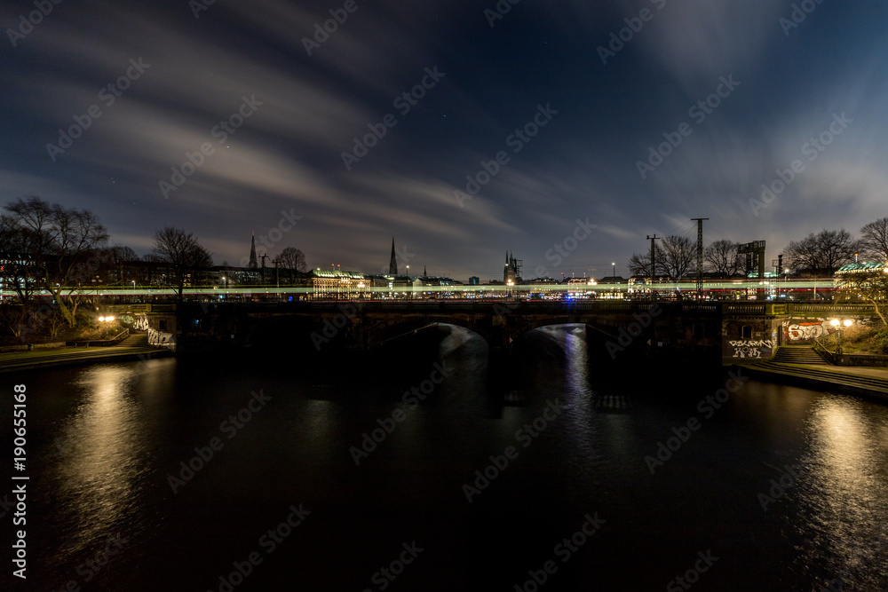 Brücke über die Außenalster in Hamburg bei Nacht