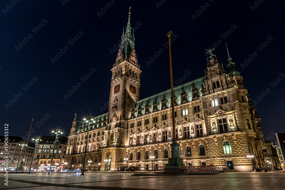 Beleuchtetes Hamburger Rathaus