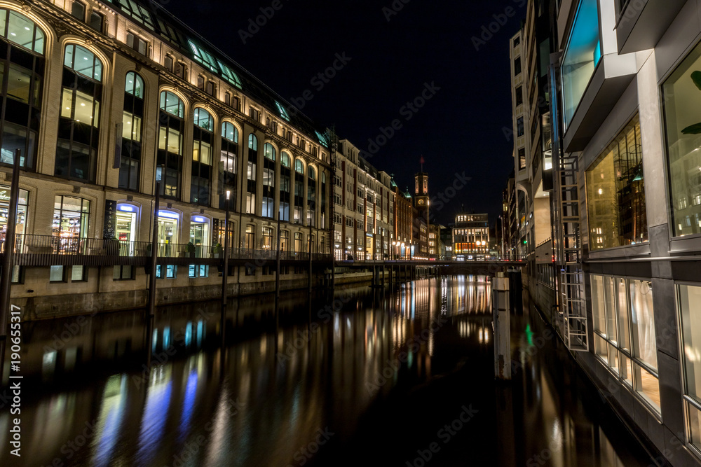 Kanal in der beleuchteten Hamburger Innenstadt