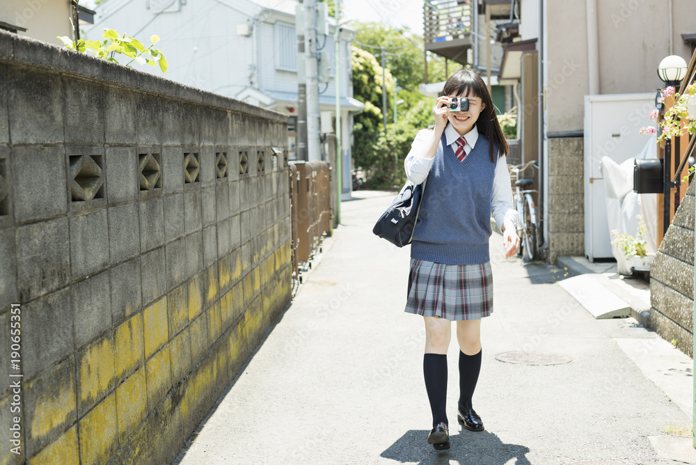 女子高生 写ルンです 使い捨てカメラ Stock 写真 Adobe Stock