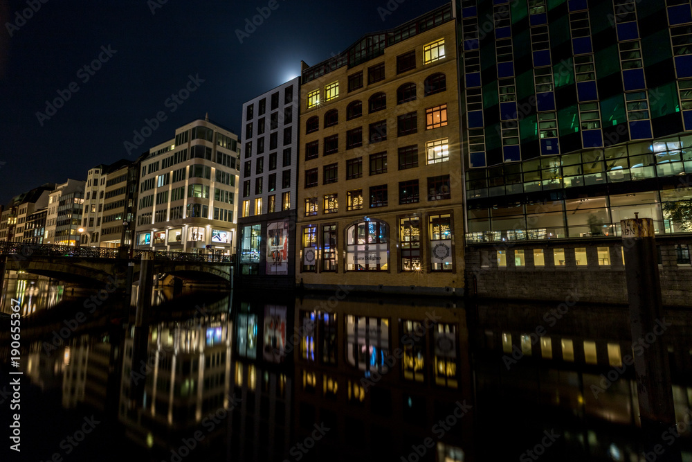 Kanal in der beleuchteten Hamburger Innenstadt