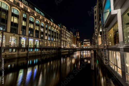 Kanal in der beleuchteten Hamburger Innenstadt © parallel_dream